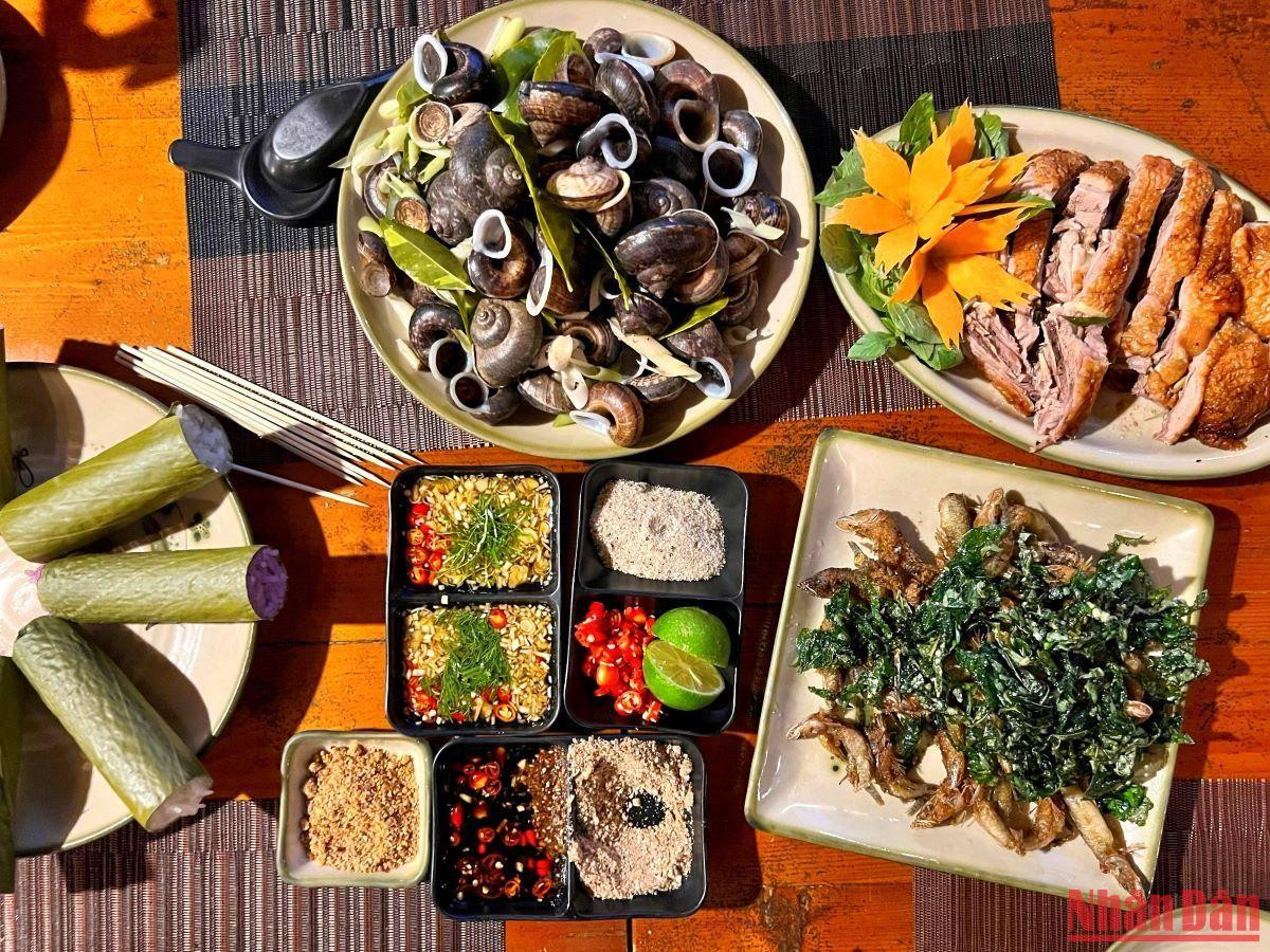 Một bữa ăn đặc trưng ở Pù Luông: ốc đá (còn gọi là ốc thuốc) hấp, vịt Cổ Lũng quay, cơm lam, cá suối chiên giòn...