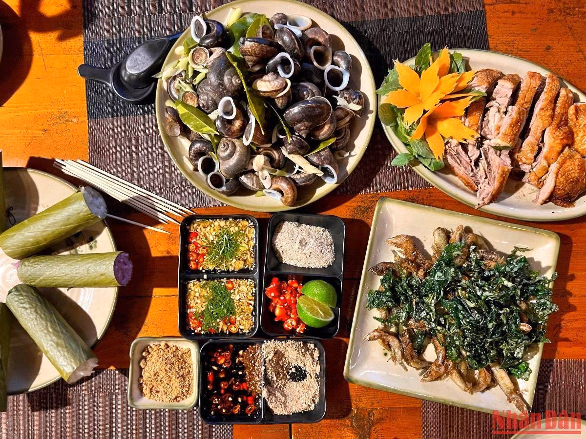 Một bữa ăn đặc trưng ở Pù Luông: ốc đá (còn gọi là ốc thuốc) hấp, vịt Cổ Lũng quay, cơm lam, cá suối chiên giòn...