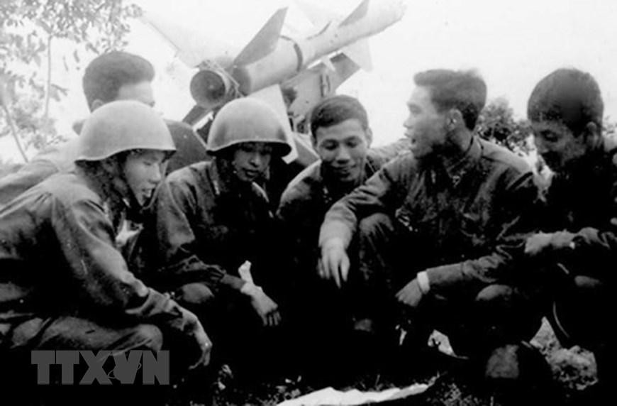 Kíp chiến đấu bắn rơi B-52 đầu tiên bằng phương pháp "vượt nửa góc"', từ phải sang: Đỗ Đình Tân (Trắc thủ phương vị); Đinh Thế Văn (Tiểu đoàn trưởng); Nguyễn Văn Đức (Sĩ quan điều khiển); Lưu Văn Mộc (Trắc thủ góc tà); Phạm Hồng Hà (trắc thủ cự ly).