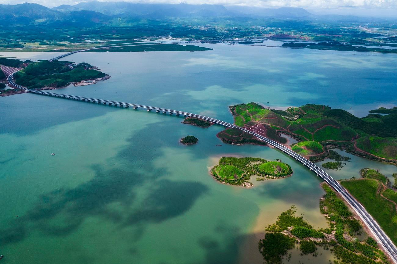 Sau 2 năm thi công thần tốc, cùng với tỉnh Quảng Ninh, tuyến cao tốc Vân Đồn - Móng Cái đã sẵn sàng thông tuyến ngay đầu tháng 9. Sau 2 năm thi công thần tốc, cùng với tỉnh Quảng Ninh, tuyến cao tốc Vân Đồn - Móng Cái đã sẵn sàng thông tuyến ngay đầu tháng 9.