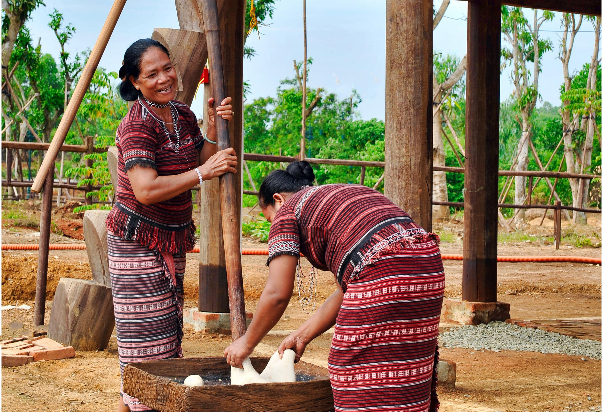 Cách làm bánh truyền thống của người Chơ Ro (Ảnh: THÀNH ĐẠT) Cách làm bánh truyền thống của người Chơ Ro (Ảnh: THÀNH ĐẠT)
