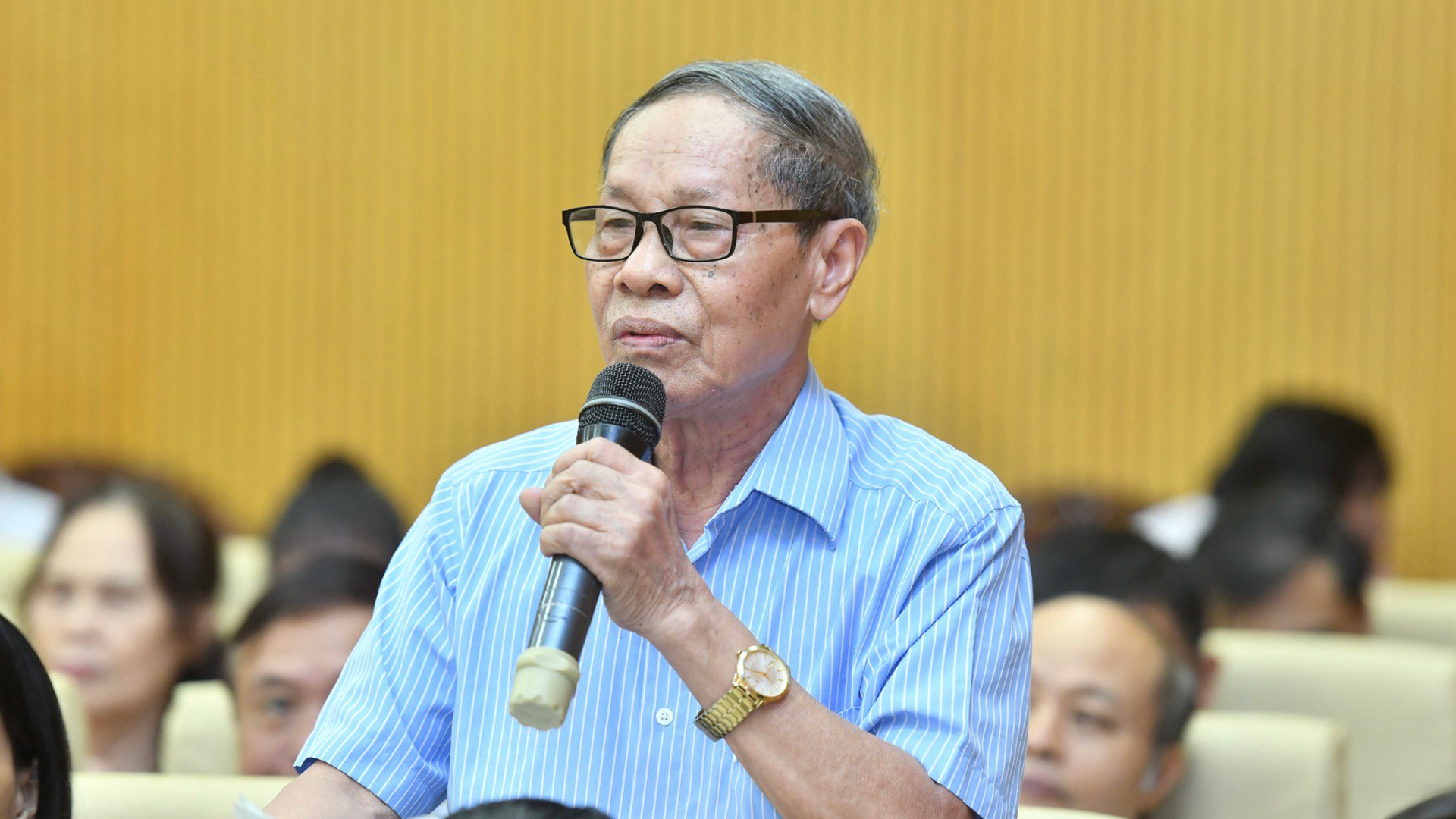 Cử tri quận Đống Đa nêu kiến nghị với các đại biểu Quốc hội.