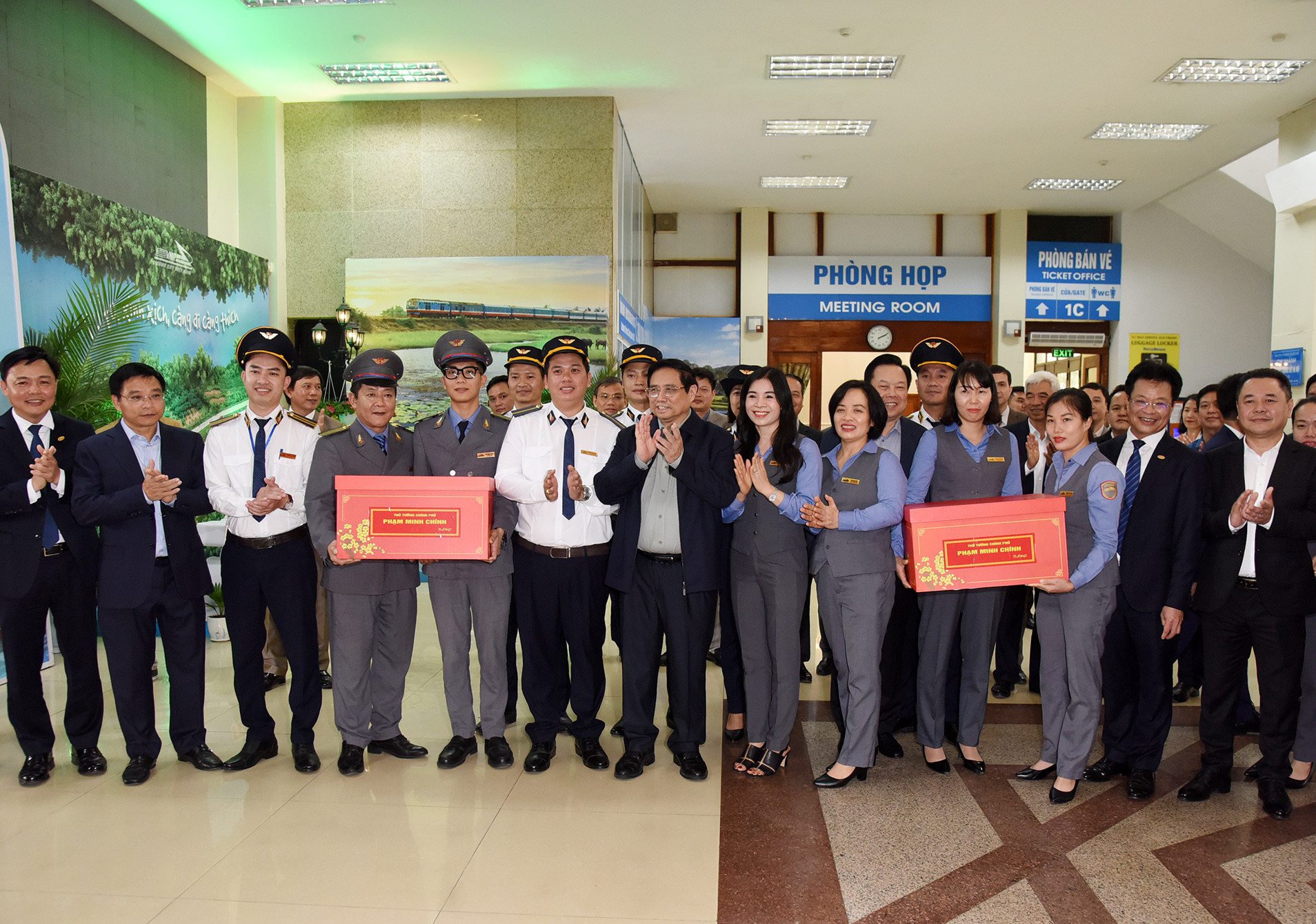 Thủ tướng Phạm Minh Chính tặng quà cho nhân viên Ga Hà Nội.