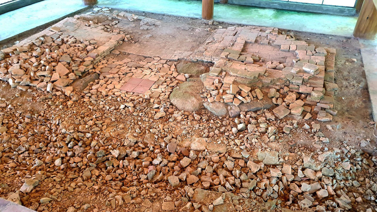 Qua những di vật còn lại, các nhà khảo cổ cho biết tháp Tường Long được xây cùng thời với tháp Báo Thiên ở kinh thành Thăng Long. Tháp Tường Long nhiều lần được tu tạo và khôi phục trong triều Trần và triều Lê, nhưng đến năm Gia Long thứ 3 (1804), triều đình nhà Nguyễn đã cho phá tháp để lấy gạch xây thành Hải Dương. Điều này chứng tỏ tháp Tường Long xưa vô cùng qui mô, bề thế.