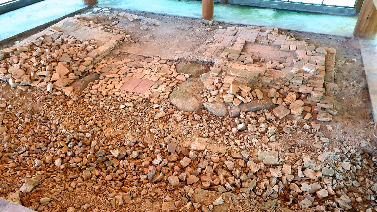 Qua những di vật còn lại, các nhà khảo cổ cho biết tháp Tường Long được xây cùng thời với tháp Báo Thiên ở kinh thành Thăng Long. Tháp Tường Long nhiều lần được tu tạo và khôi phục trong triều Trần và triều Lê, nhưng đến năm Gia Long thứ 3 (1804), triều đình nhà Nguyễn đã cho phá tháp để lấy gạch xây thành Hải Dương. Điều này chứng tỏ tháp Tường Long xưa vô cùng qui mô, bề thế.