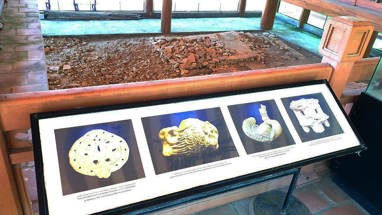 Ngoài ra nhiều di vật được phát hiện như gạch xây tháp, bệ tượng A di đà bằng đá xanh, chân tảng hoa sen và các con giống đất nung. Dấu tích của tượng Phật A Di Đà của tháp Tường Long được khai quật cho thấy tượng có kích thước, trang trí giống như tượng Phật A Di Đà của chùa Phật Tích.