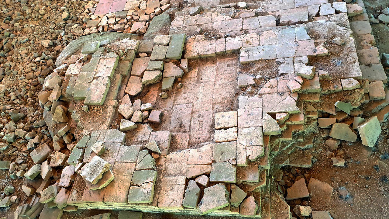 Năm 1978, di tích tháp Tường Long lần đầu được các nhà khảo cổ học Việt Nam tiến hành khai quật chính thức nhằm nghiên cứu toàn diện về ngọn tháp độc đáo này.