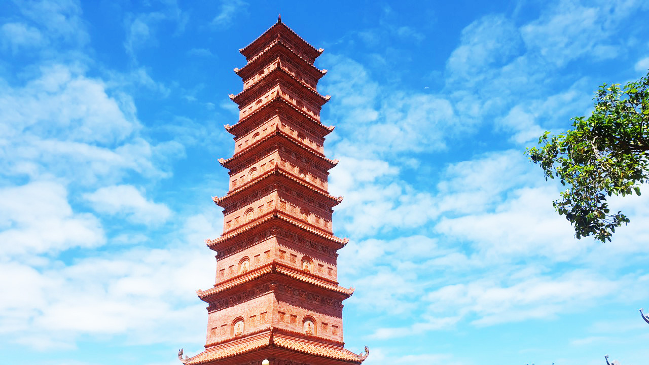 Theo Đại Nam nhất thống chí: Tháp Tường Long có 9 tầng, tháp cao 100 thước (1 thước = 0,45m), dựng trên khu đất rộng 1.000m2. Tháp Tường Long được xây dựng ở ngọn núi cao 126m so với mực nước biển, tháp cao khoảng 45m. Với vị trí này tháp Tường Long được coi là ngôi tháp cao nhất so với các công trình kiến trúc thời bấy giờ. Ngoài mục đích tôn giáo, tháp Tường Long còn có vai trò bảo vệ sự an nguy cho quốc gia, bởi đây là đài quan sát bảo vệ bờ cõi phía Đông Bắc của tổ quốc.