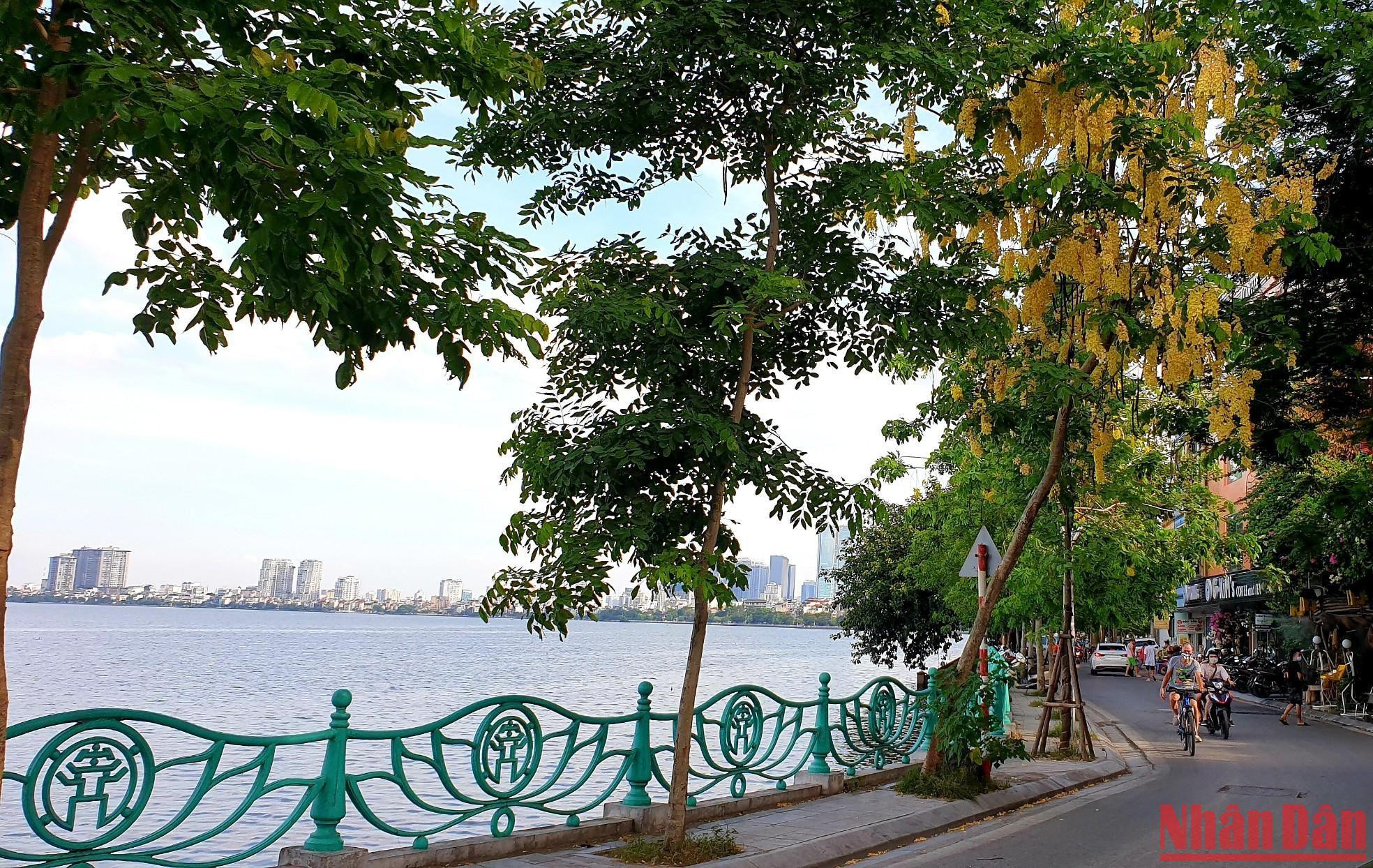 Một góc hồ Tây cuối thu. (Ảnh: TRANG LINH)