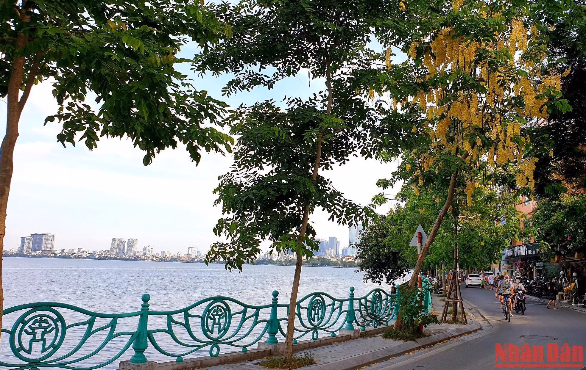 Một góc hồ Tây cuối thu. (Ảnh: TRANG LINH)