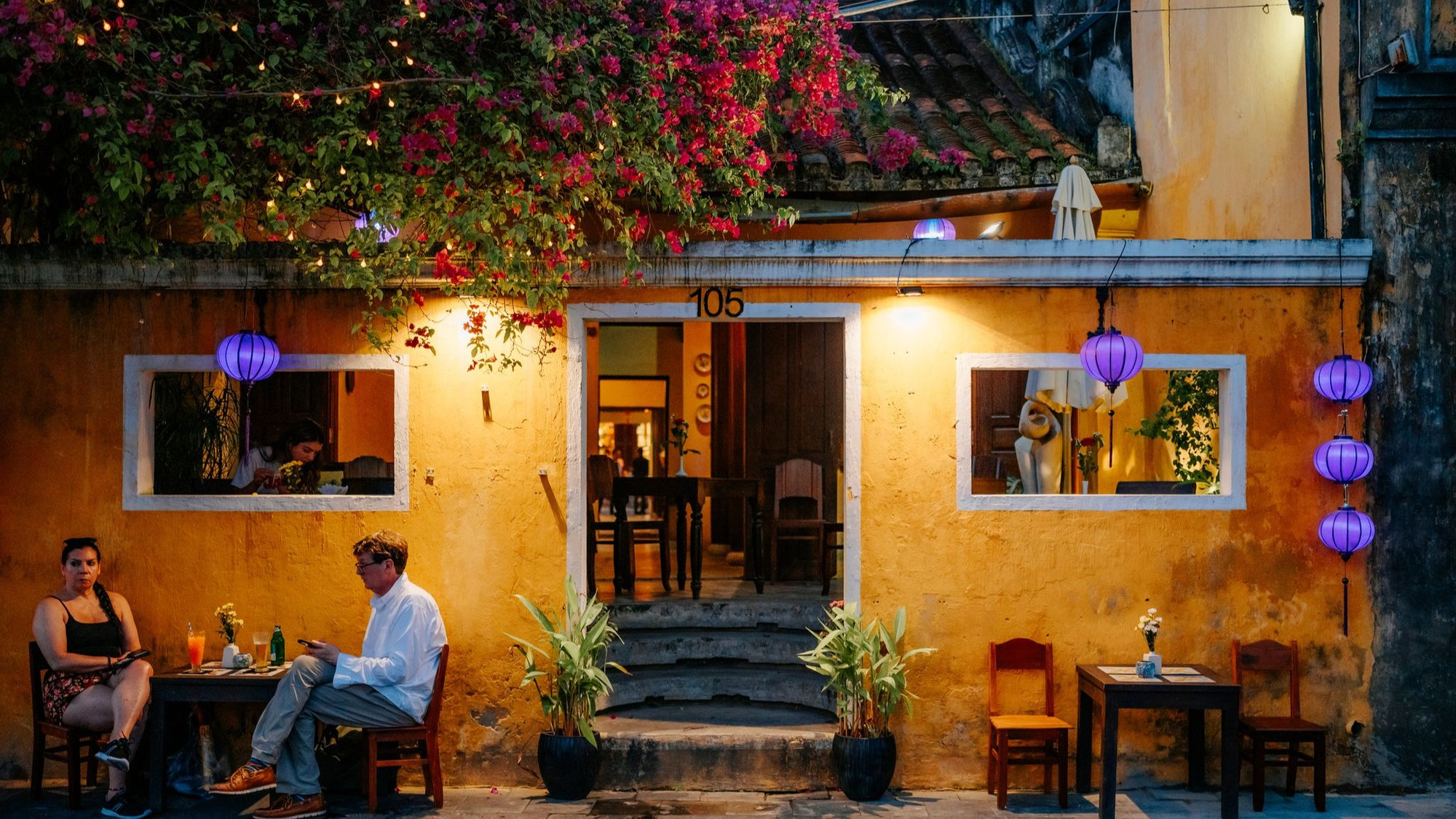 Khách nước ngoài tại một quán cà phê đặc trưng của Hội An. (Ảnh: DUY HẬU)
