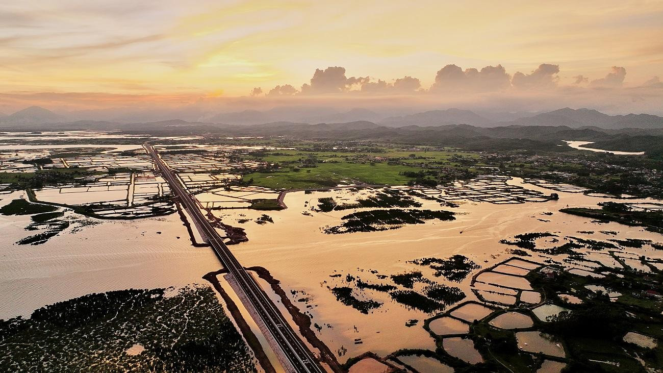 Dự án đi qua nhiều khu vực có địa hình khác nhau, bao gồm vùng đồi núi, ven biển và cả khu vực đô thị. Dự án đi qua nhiều khu vực có địa hình khác nhau, bao gồm vùng đồi núi, ven biển và cả khu vực đô thị.