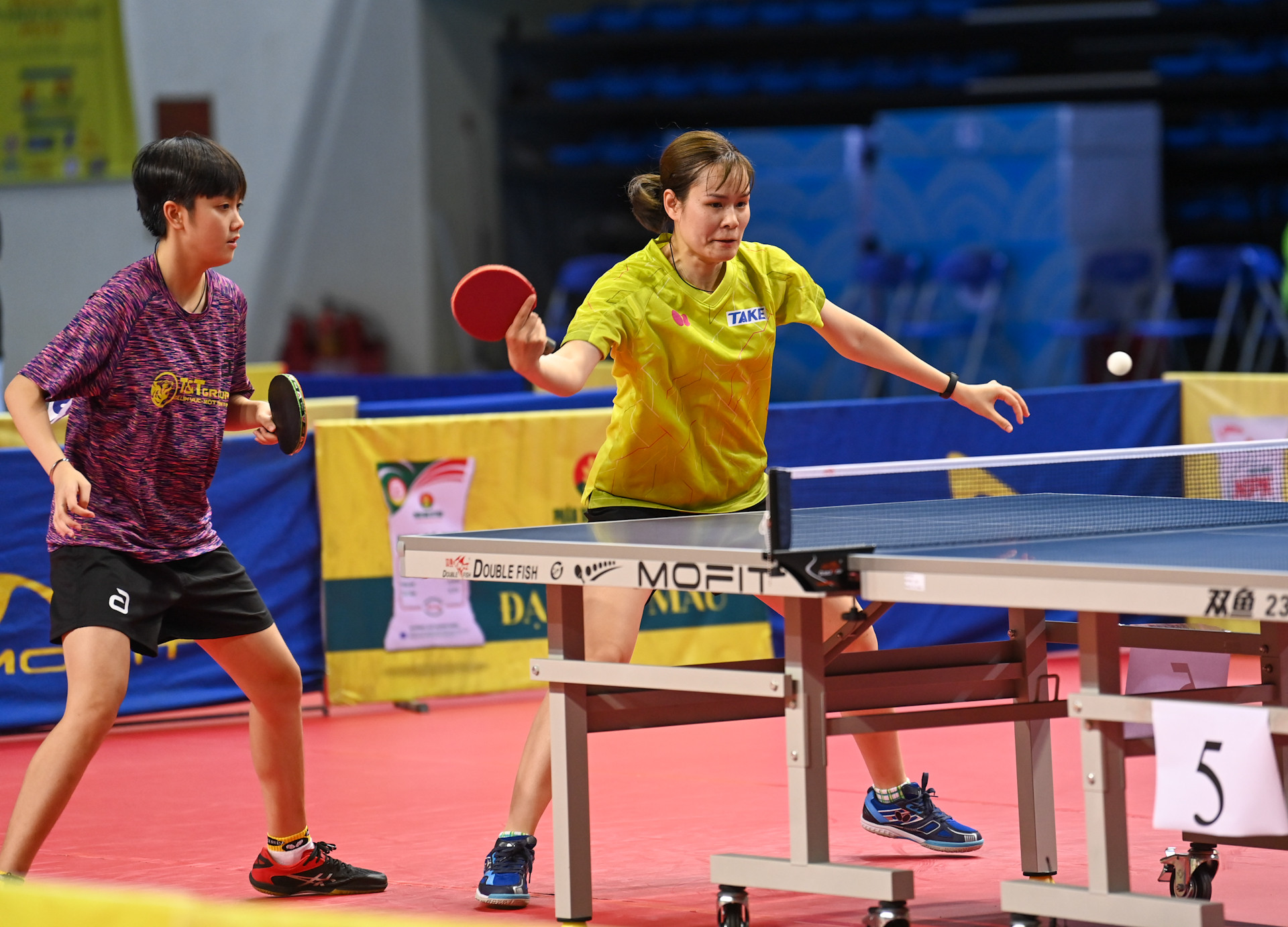 Séc thứ năm diễn ra với thế trận giằng co, tỷ số bám đuổi sít sao. Xuất sắc hơn trong những pha bóng quyết định, Nguyễn Thị Nga - Trần Mai Ngọc giành thắng lợi với tỷ số 11-9, lên ngôi vô địch đôi nữ.