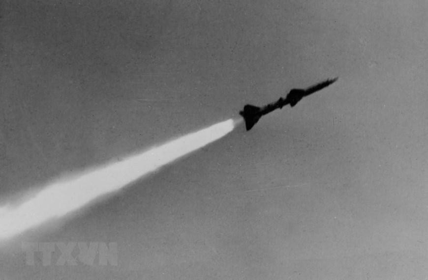 Tên lửa SAM-2 của Bộ đội tên lửa bảo vệ Thủ đô xuất kích tiêu diệt máy bay Mỹ trong trận Hà Nội 12 ngày đêm, tháng 12/1972. (Ảnh: TTXVN)
