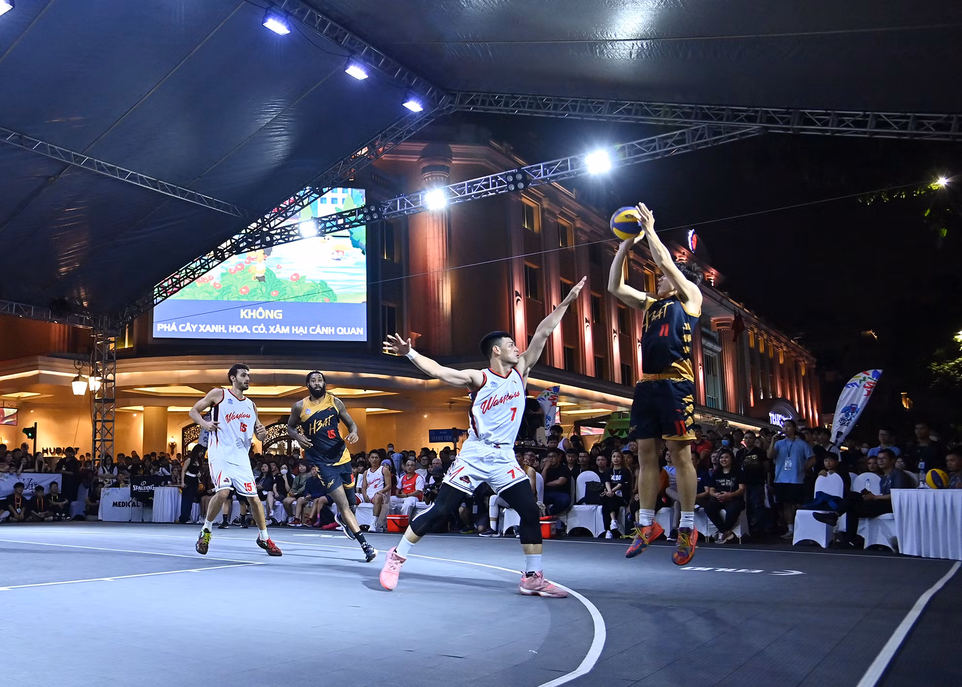 Đúng với kỳ vọng của giới chuyên môn, cầu thủ hai đội Thang Long Warriors và Saigon Heat đã mang đến cho người hâm mộ một trận chung kết hấp dẫn, kịch tính.