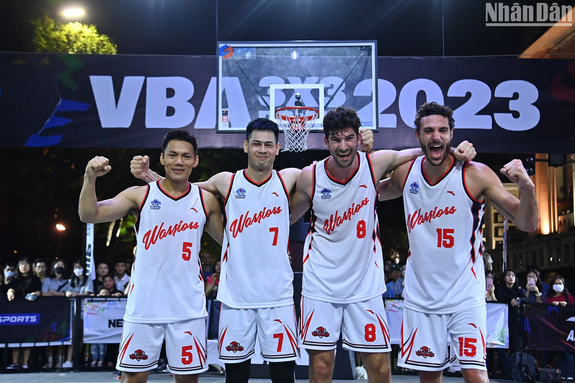 Niềm vui của các cầu thủ Thang Long Warriors sau khi giành chức vô địch đầu tiên của chuỗi sự kiện VBA 3x3 Prime 2023.