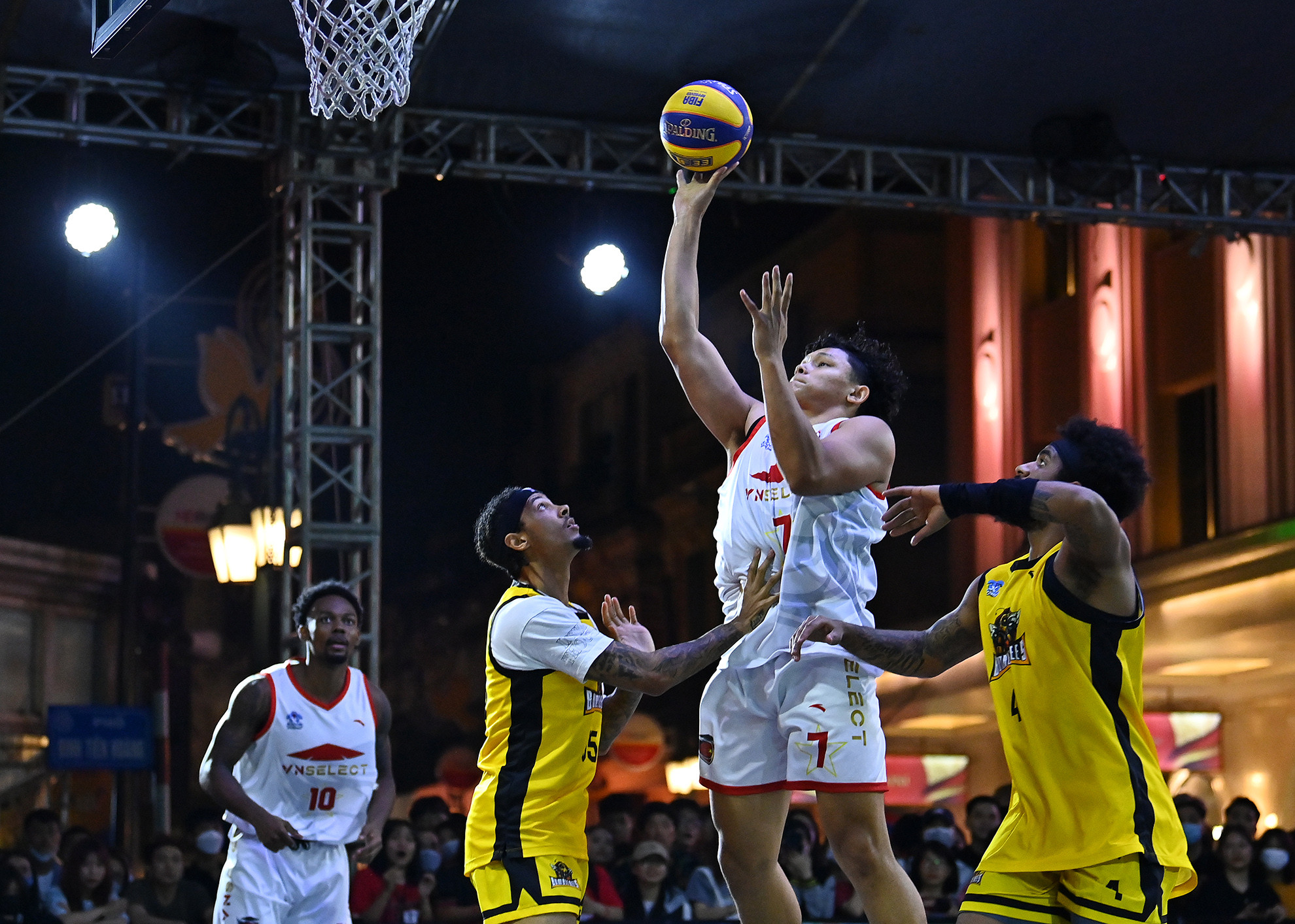 Trước đó, Vietnam Select (áo trắng) đã vượt qua Bumblebees với tỉ số 21-12 tại trận đấu tranh Ba-Tư để kết thúc chặng đầu tiên VBA 3x3 Prime 2023 với vị trí thứ Ba.