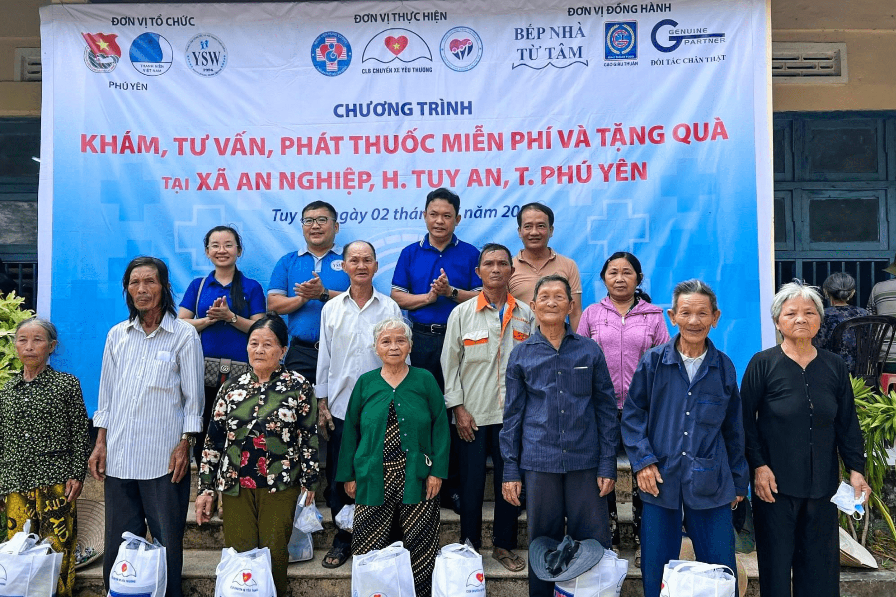 Chương trình Khám bệnh, tư vấn cấp phát thuốc miễn phí tại nhiều địa phương vùng sâu, vùng xa. Chương trình Khám bệnh, tư vấn cấp phát thuốc miễn phí tại nhiều địa phương vùng sâu, vùng xa.