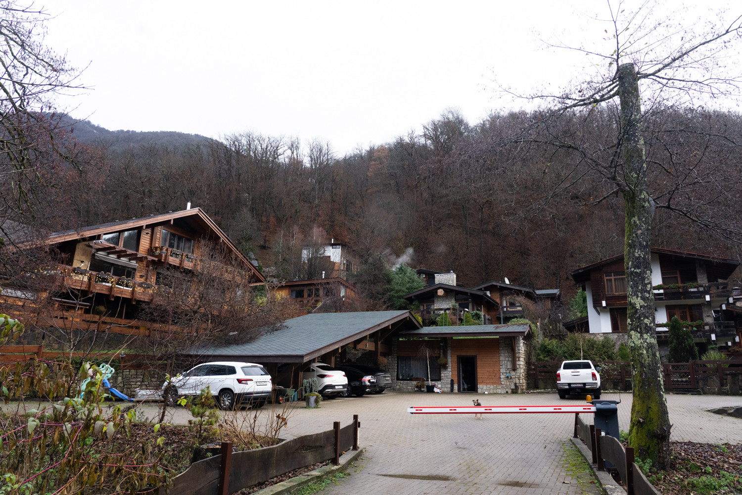 Ngôi làng Krasnaya Polyana chuộng nhiều ngôi nhà gỗ.