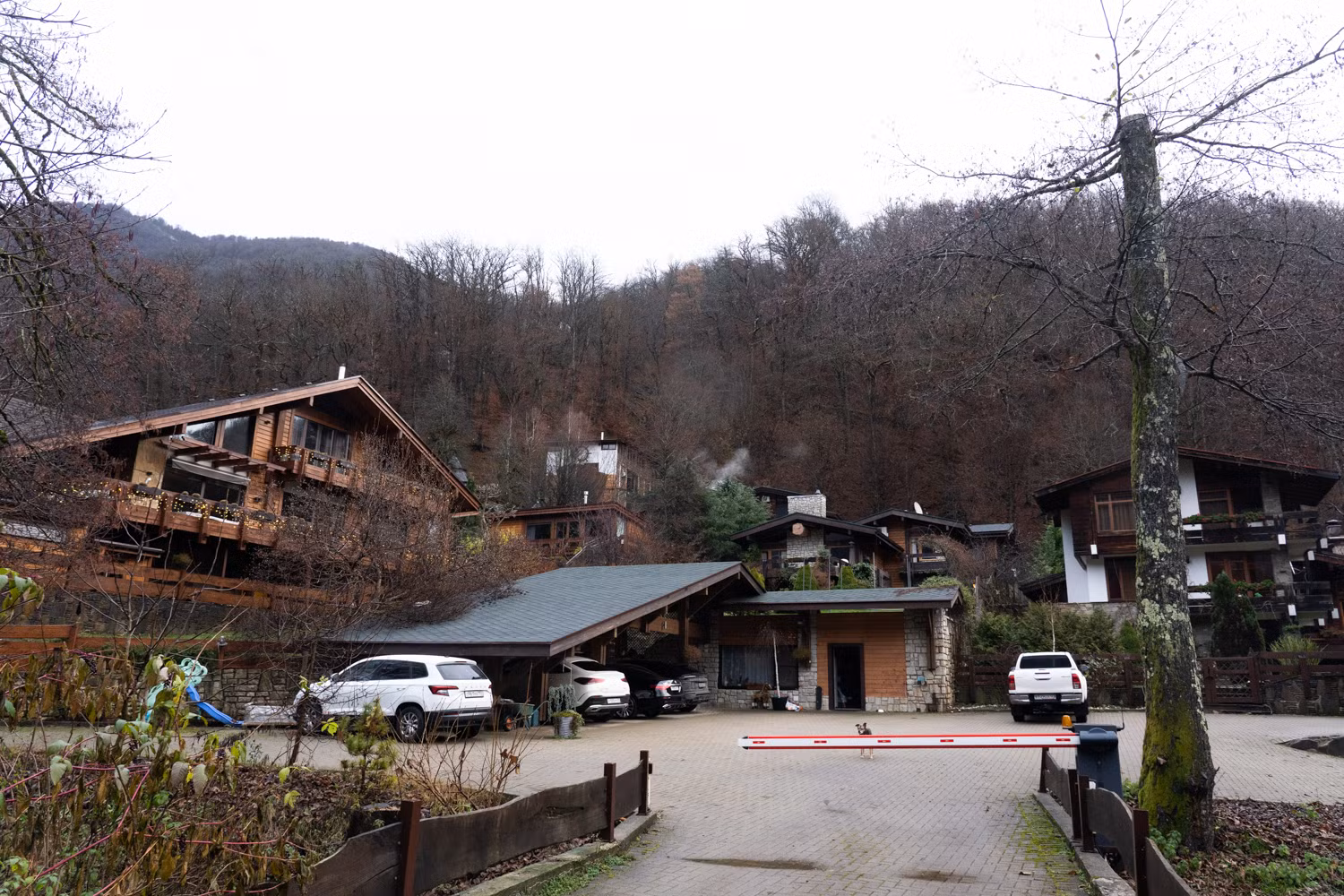 Ngôi làng Krasnaya Polyana chuộng nhiều ngôi nhà gỗ.