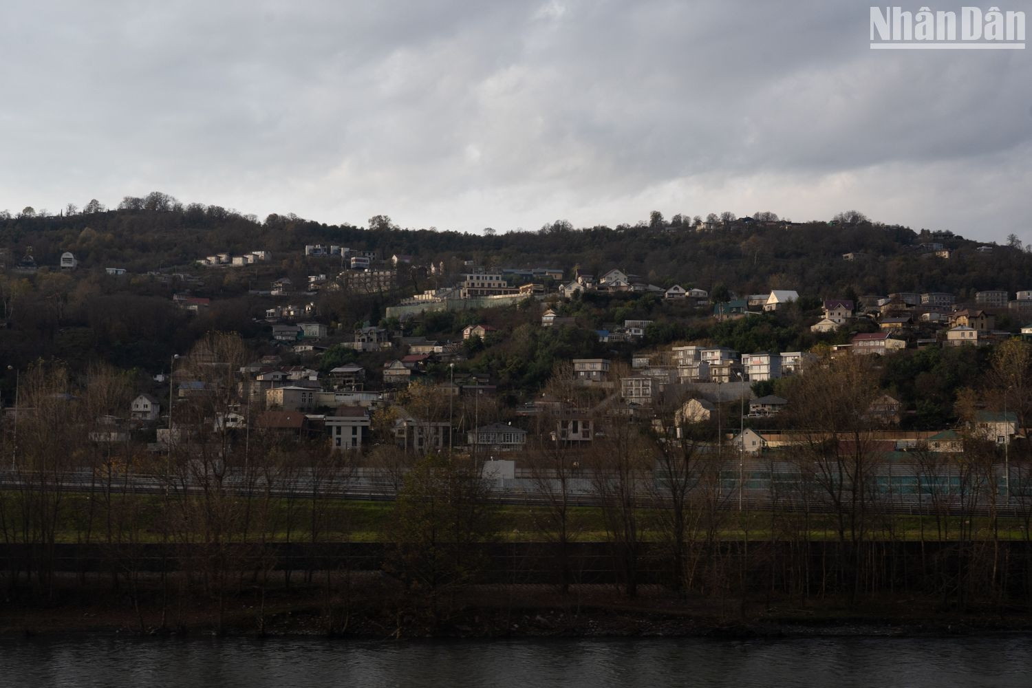 Hai bên con đường ven biển dựa núi từ Sochi lên Krasnaya Polyana.