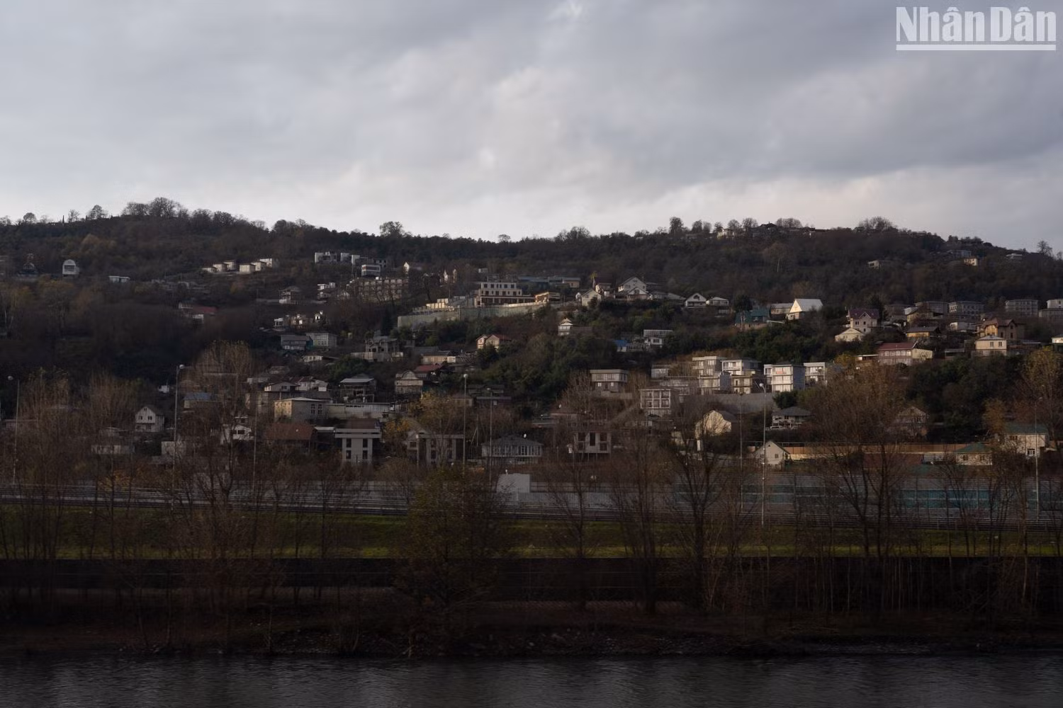 Hai bên con đường ven biển dựa núi từ Sochi lên Krasnaya Polyana.