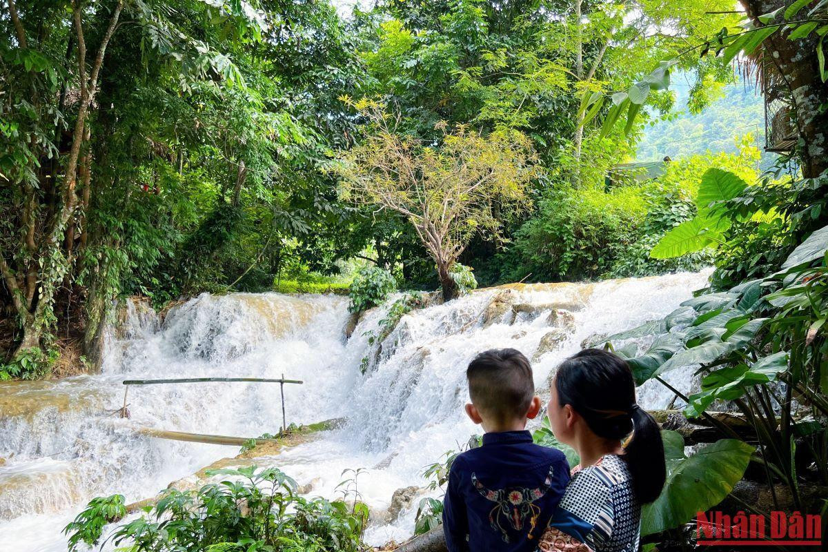 Thác Hiêu mùa này nhiều nước, song vẫn có những điểm an toàn mà du khách có thể tắm được.