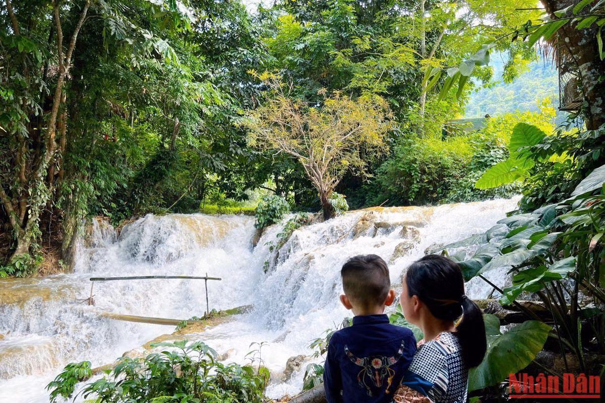 Thác Hiêu mùa này nhiều nước, song vẫn có những điểm an toàn mà du khách có thể tắm được.