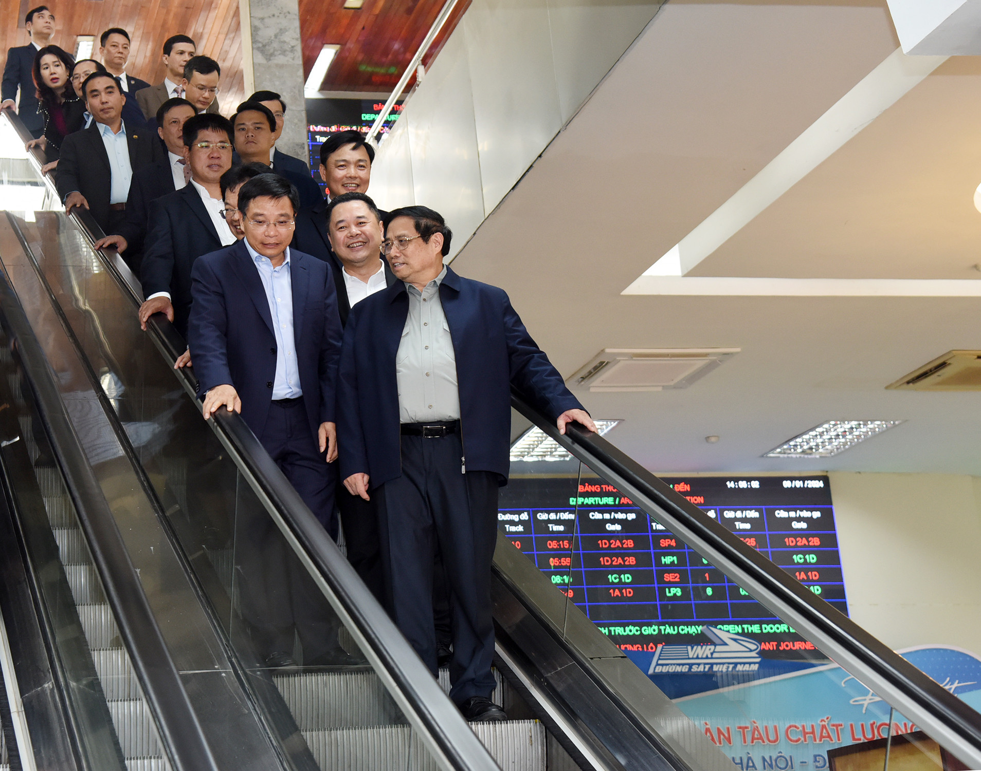 Thủ tướng Phạm Minh Chính đi kiểm tra tình hình hoạt động và chất lượng phục vụ hành khách trước Tết Nguyên đán Giáp Thìn tại Ga Hà Nội.