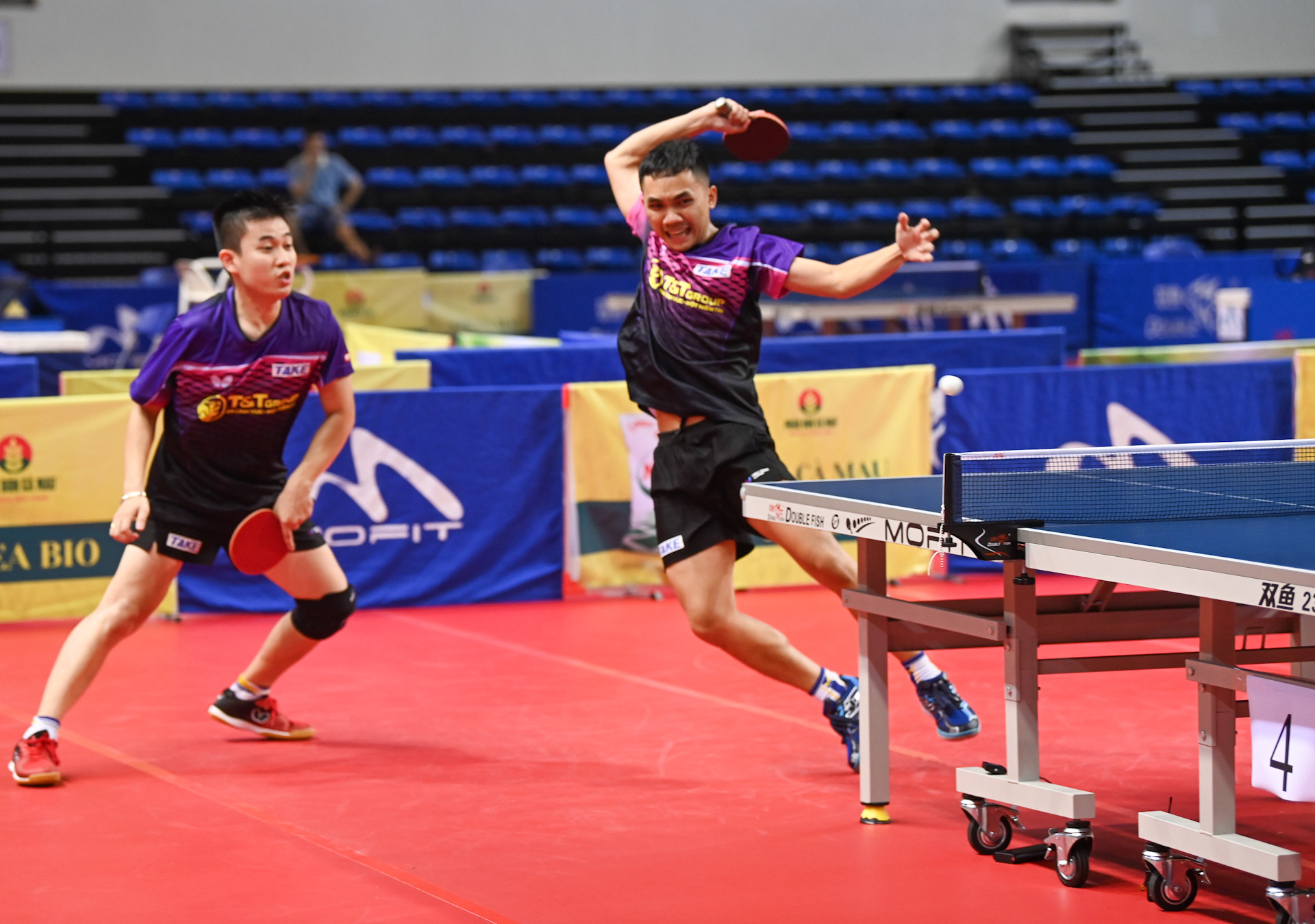 Cú đánh thuận tay đẹp mắt của Đinh Anh Hoàng ghi điểm trong trận chung kết.