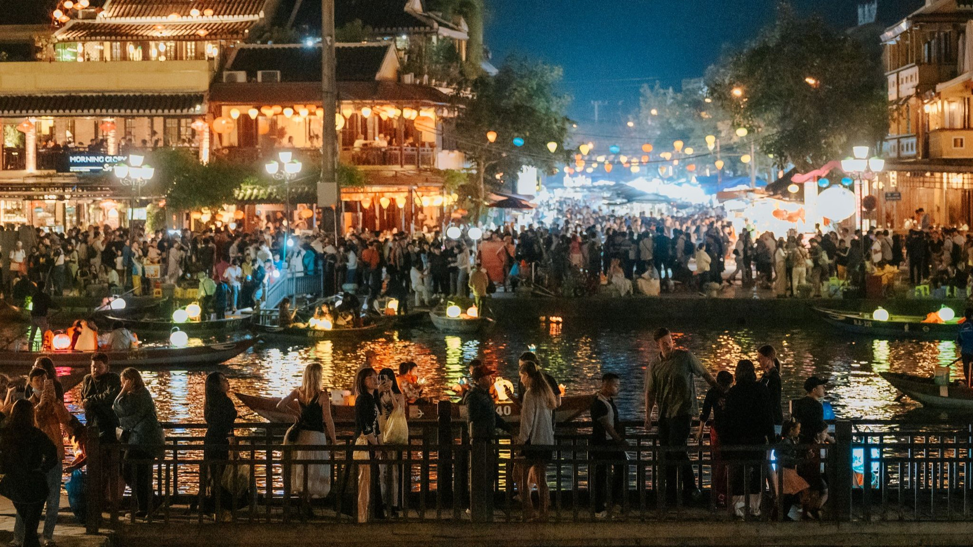 Phố cổ Hội An luôn bị quá tải vào những tối ngày lễ, ngày rằm. (Ảnh: DUY HẬU)