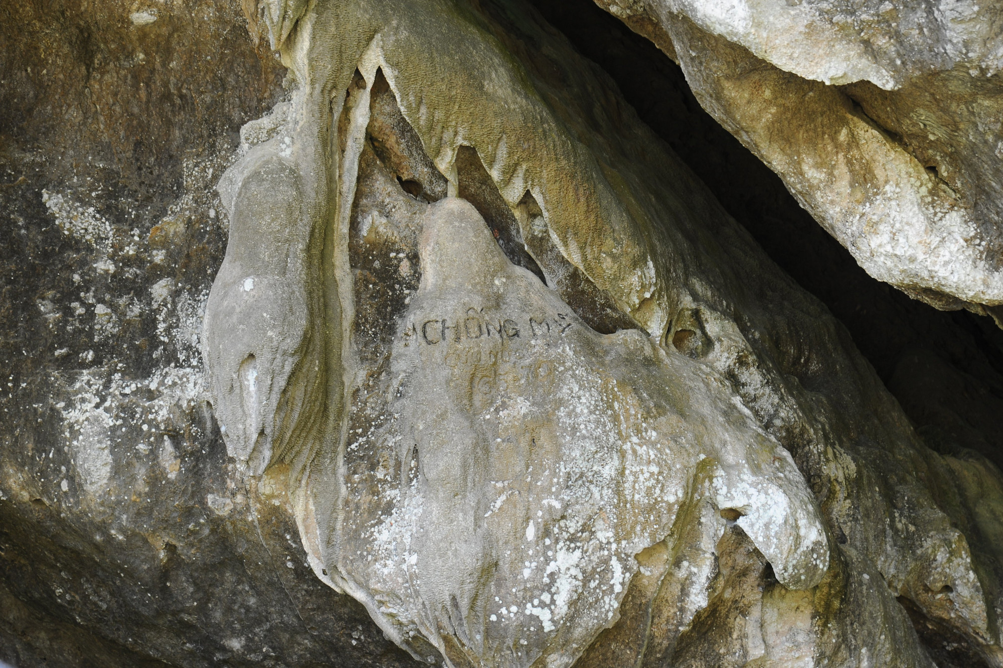 Dòng chữ "Chống Mỹ cứu nước 65-72" tại hang Nhà báo do công nhân nhà in Ngô Hanh khắc vào năm 1972. (Ảnh: TRẦN HẢI)