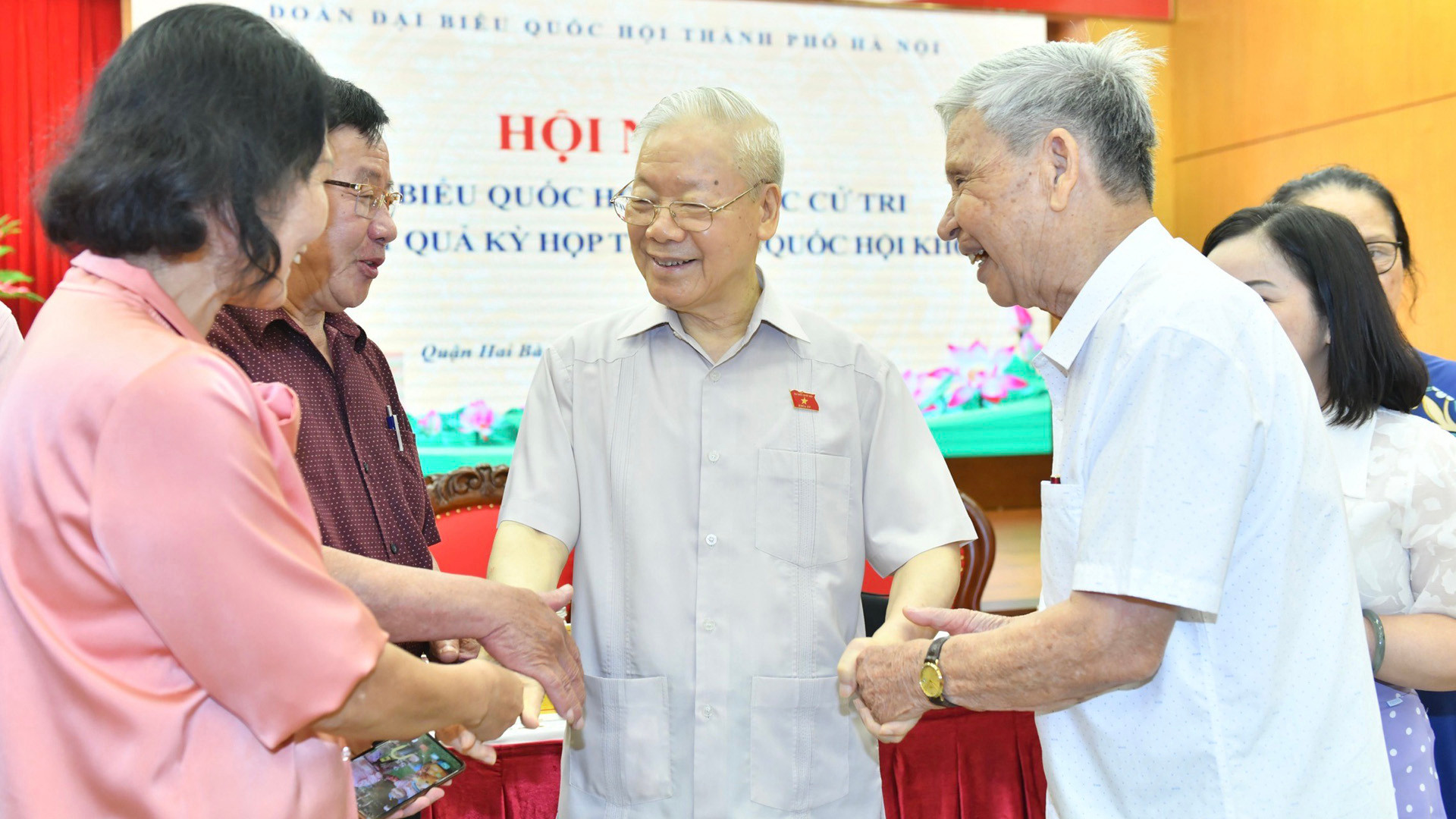 Các cử tri các quận Hai Bà Trưng, Ba Đình và Đống Đa, thành phố Hà Nội bày tỏ niềm vui với Tổng Bí thư Nguyễn Phú Trọng.