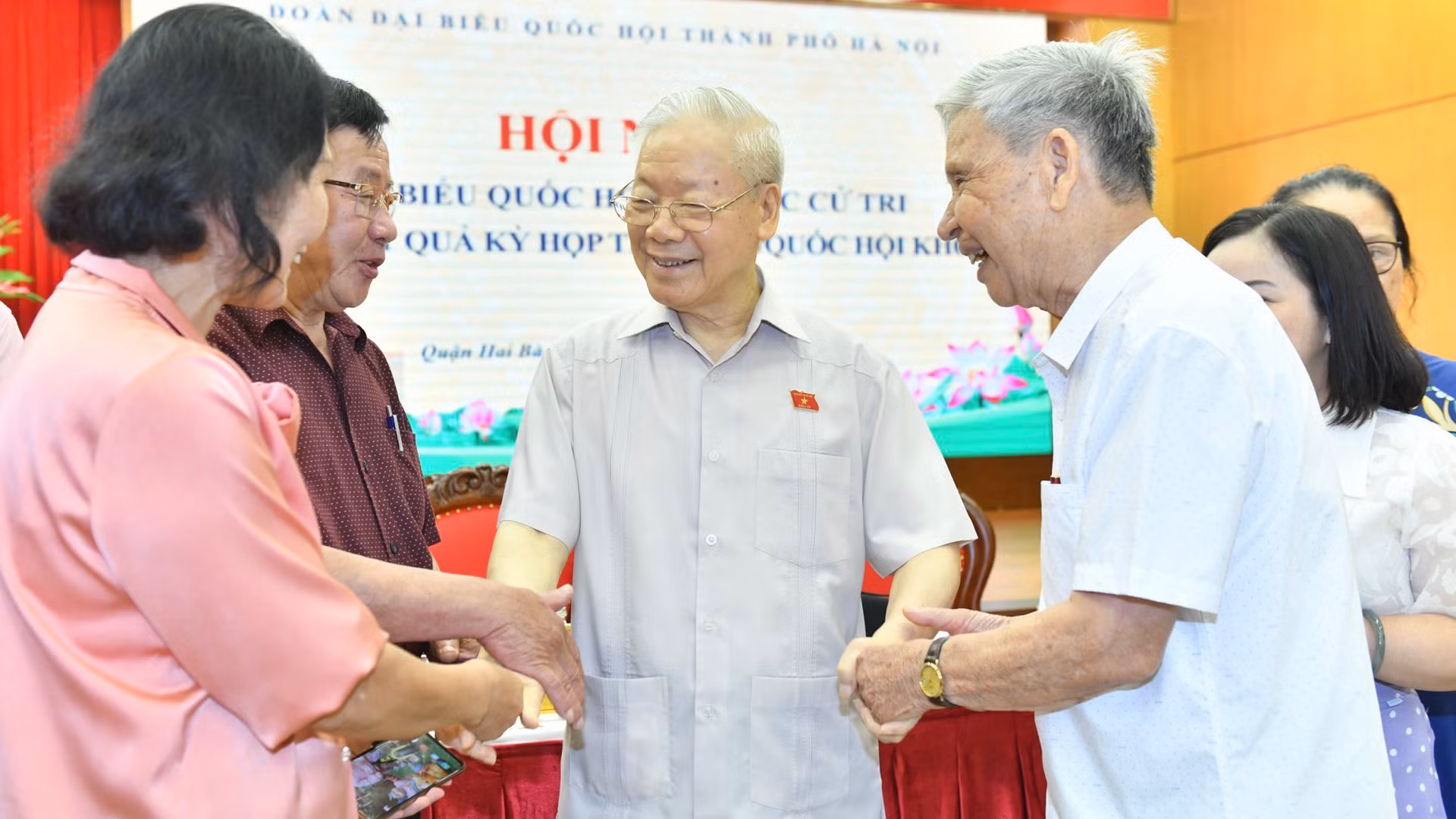 Các cử tri các quận Hai Bà Trưng, Ba Đình và Đống Đa, thành phố Hà Nội bày tỏ niềm vui với Tổng Bí thư Nguyễn Phú Trọng.