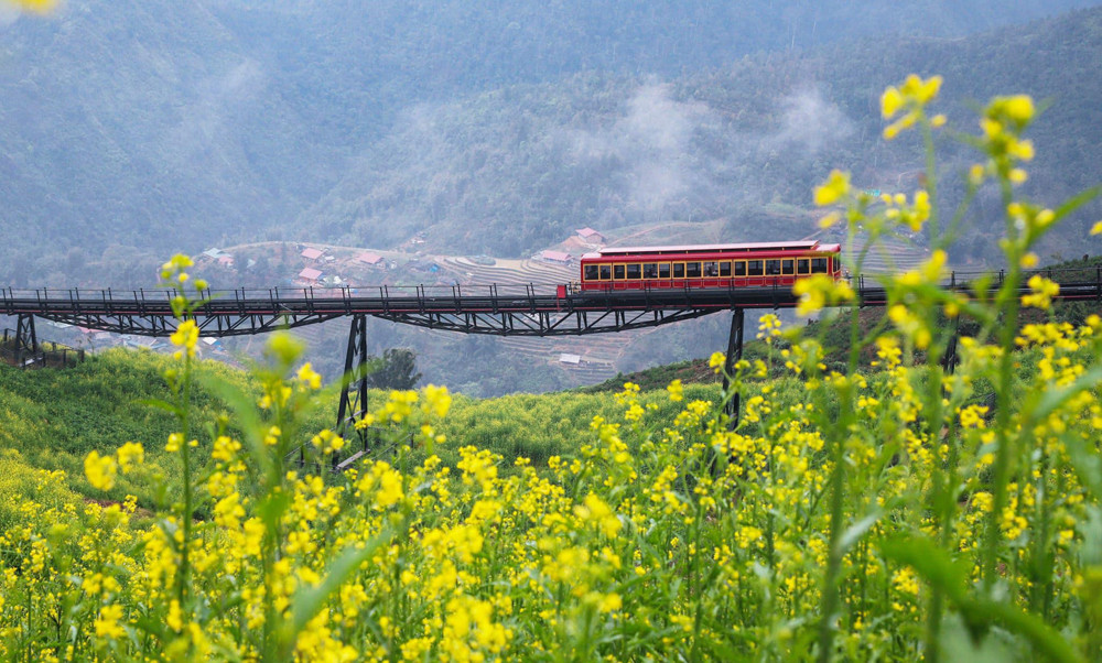 Chuyến tàu qua Mường Hoa thơ mộng lên đỉnh Fansipan. (Ảnh: SunGroup)