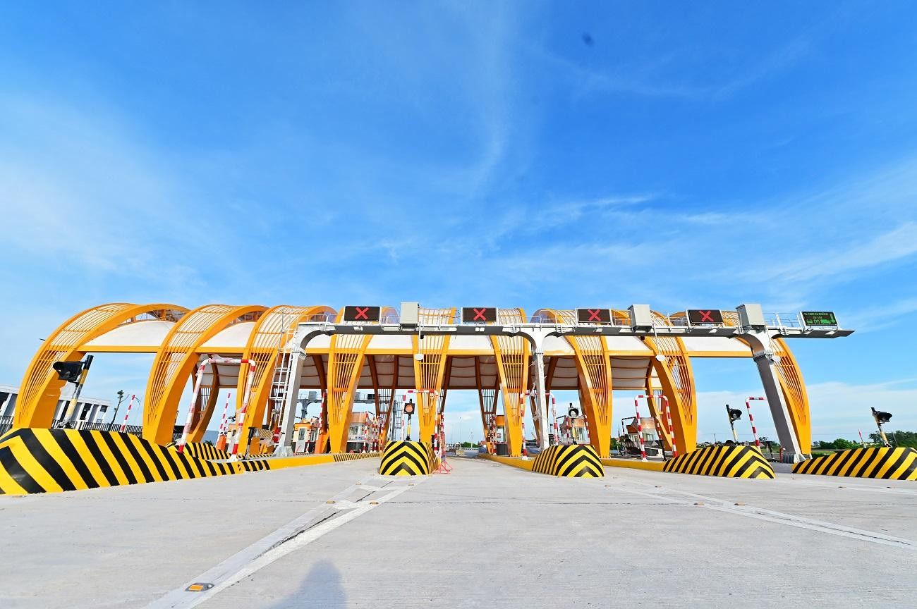 Một điểm nhấn đáng chú ý khác của cao tốc Vân Đồn - Móng Cái là trạm thu phí Tiên Yên, được thiết kế mô phỏng hình ảnh cây tre Việt Nam. Một điểm nhấn đáng chú ý khác của cao tốc Vân Đồn - Móng Cái là trạm thu phí Tiên Yên, được thiết kế mô phỏng hình ảnh cây tre Việt Nam.