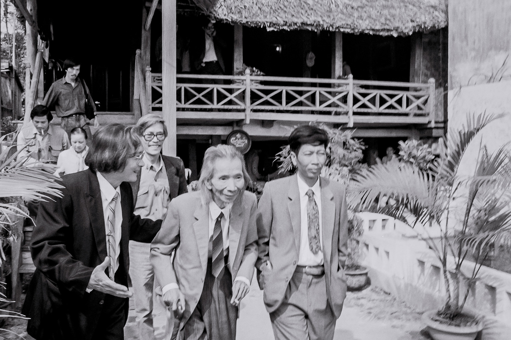 Nghệ sĩ Trần Tiến - Vũ Toàn - Văn Cao - Nguyễn Huy Thiệp ở quán "Hoa Ban", phía sau: Hai nhà báo và bà Nghiêm Thúy Băng (23/11/1994)