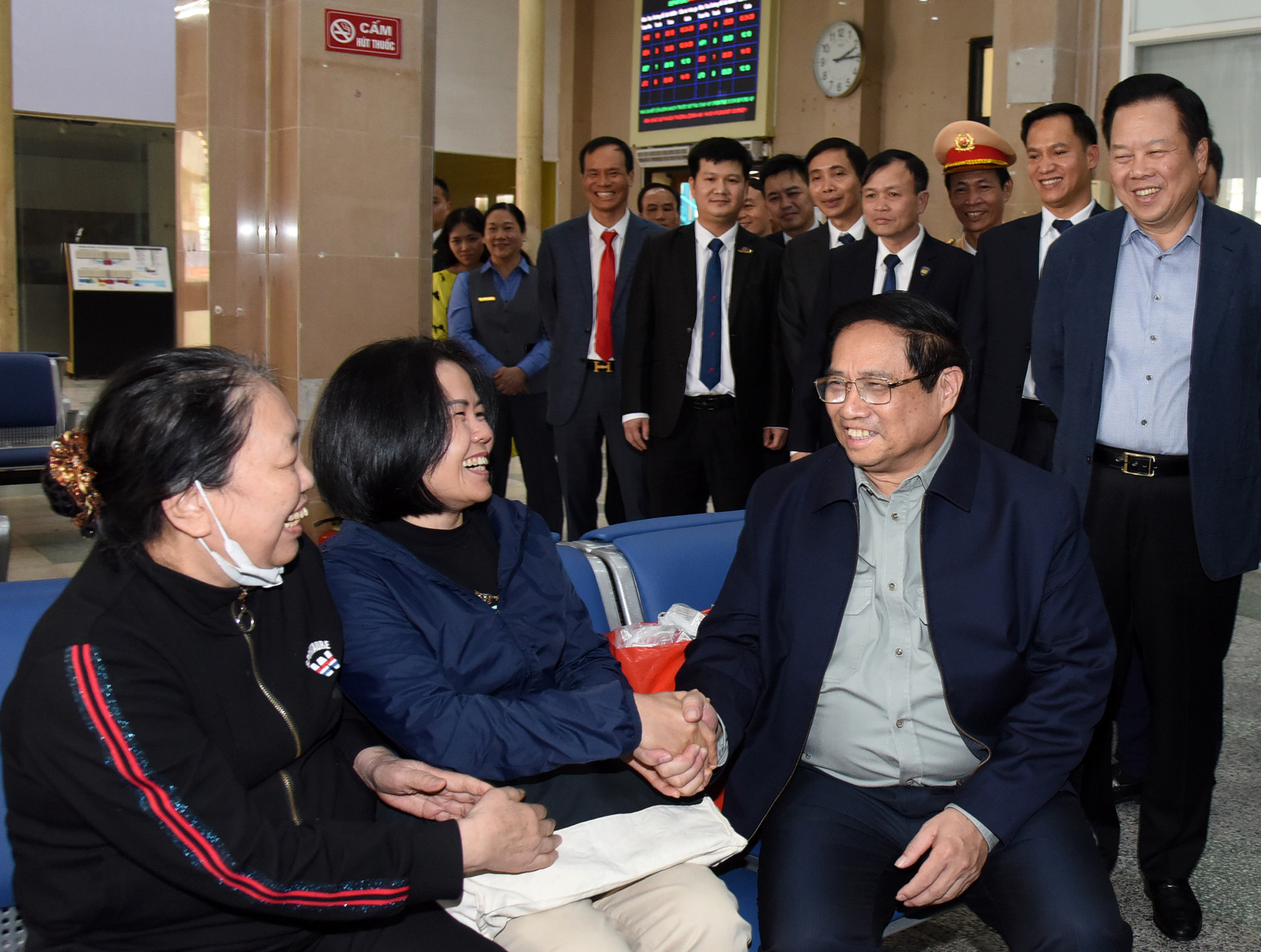 Thủ tướng Phạm Minh Chính thăm hỏi hành khách tại Ga Hà Nội.