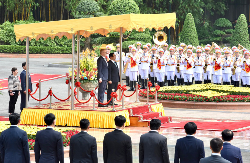 Thủ tướng Phạm Minh Chính và Thủ tướng Australia Anthony Albanese thực hiện nghi lễ chào cờ hai nước.