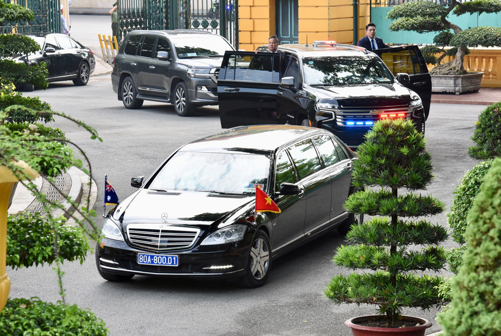 Đoàn xe đưa Thủ tướng Australia Anthony Albanese đến Phủ Chủ tịch.