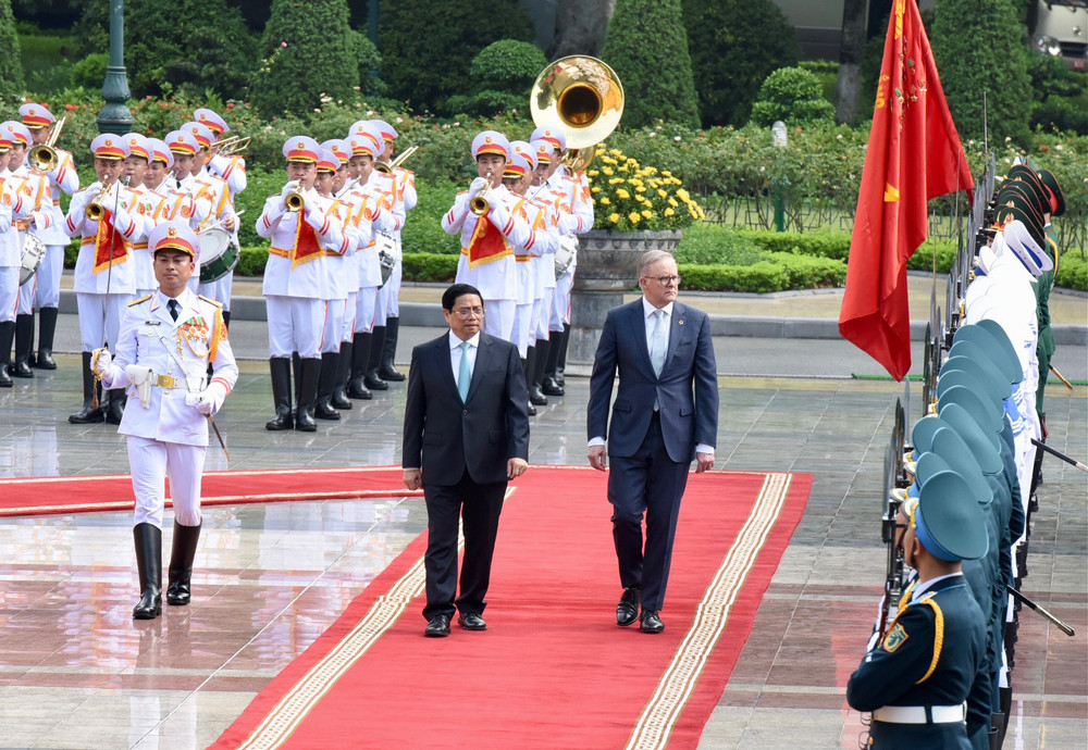 Thủ tướng Phạm Minh Chính và Thủ tướng Australia Anthony Albanese duyệt Đội danh dự Quân đội nhân dân Việt Nam.