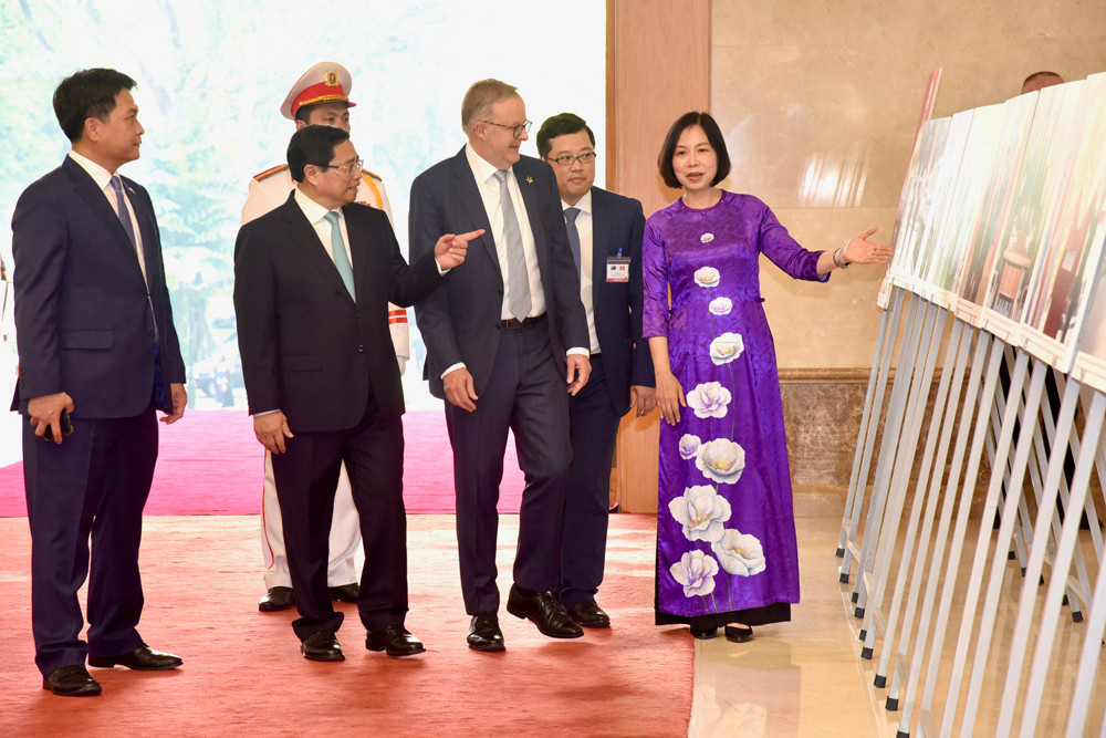 Thủ tướng Phạm Minh Chính và Thủ tướng Australia Anthony Albanese tham quan hình ảnh quan hệ ngoại giao giữa hai nước.