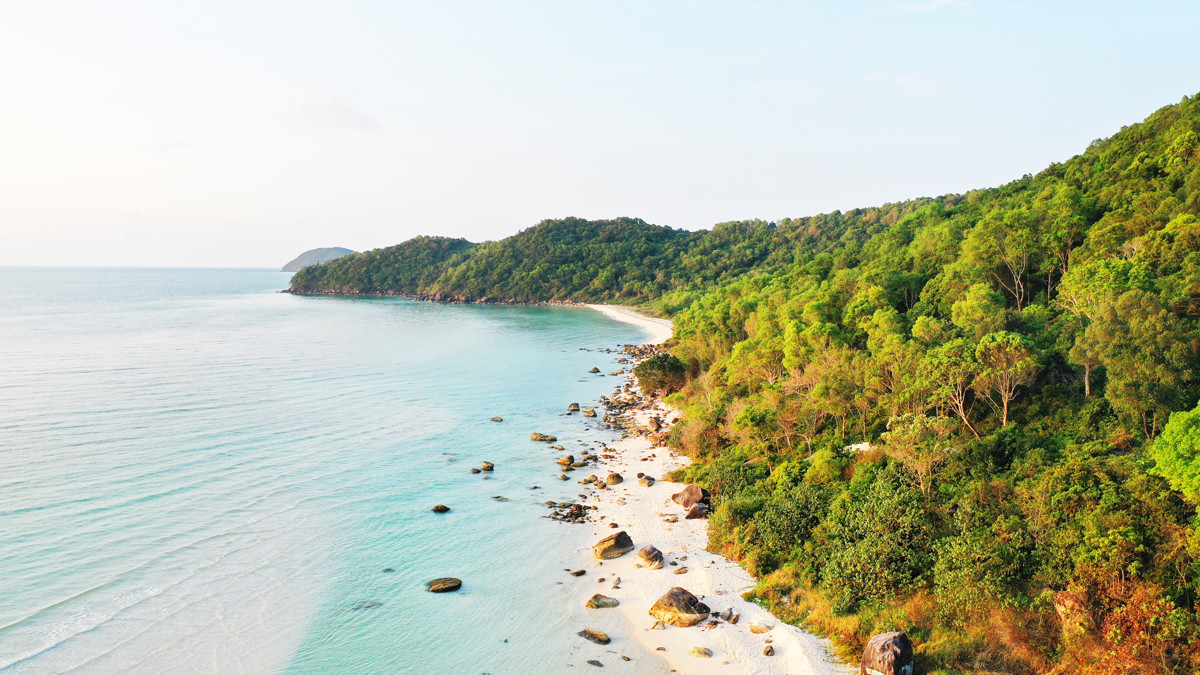 Nằm trong khu vực được che chắn gió Tây Nam nên biển ở bãi Sao luôn êm đềm. (Ảnh: CTV)