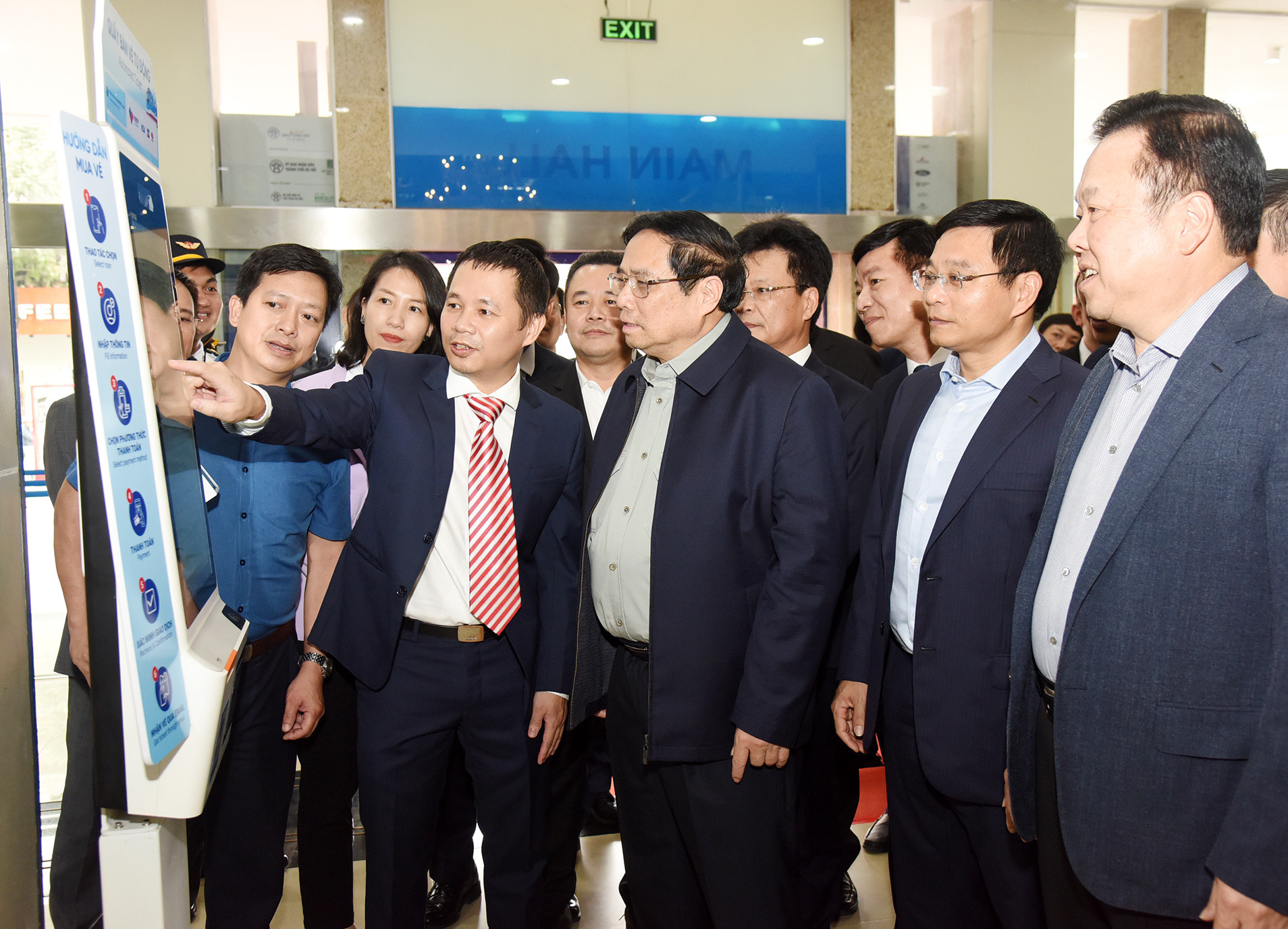 Thủ tướng Phạm Minh Chính kiểm tra hệ thống bán vé tự động tại Ga Hà Nội.