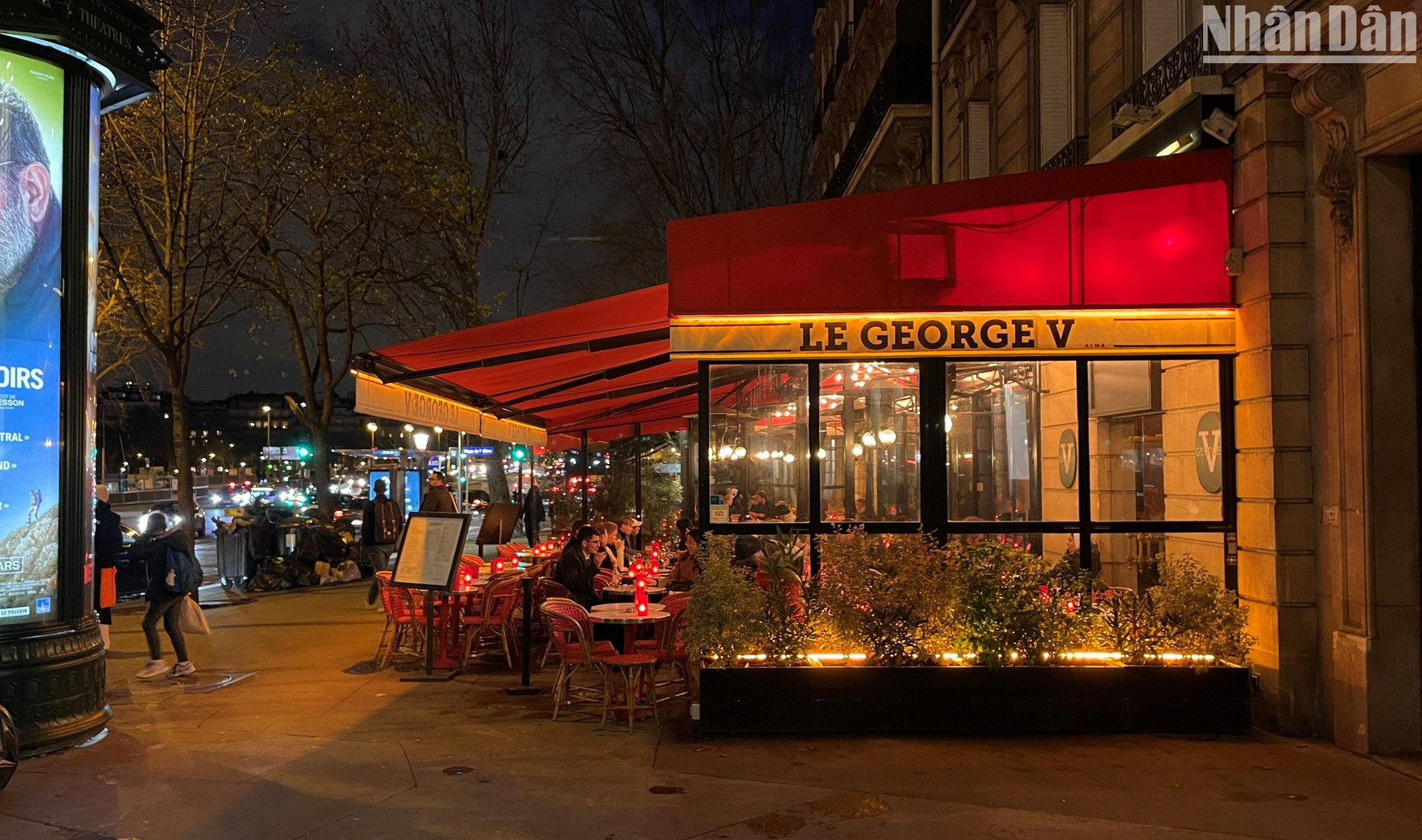 Chính quyền Paris cho phép các cửa hàng được mở thêm phần bạt ra phía ngoài, khách chỉ ngồi trong khu vực vỉa hè có bạt che. (Ảnh: MINH DUY) Chính quyền Paris cho phép các cửa hàng được mở thêm phần bạt ra phía ngoài, khách chỉ ngồi trong khu vực vỉa hè có bạt che. (Ảnh: MINH DUY)