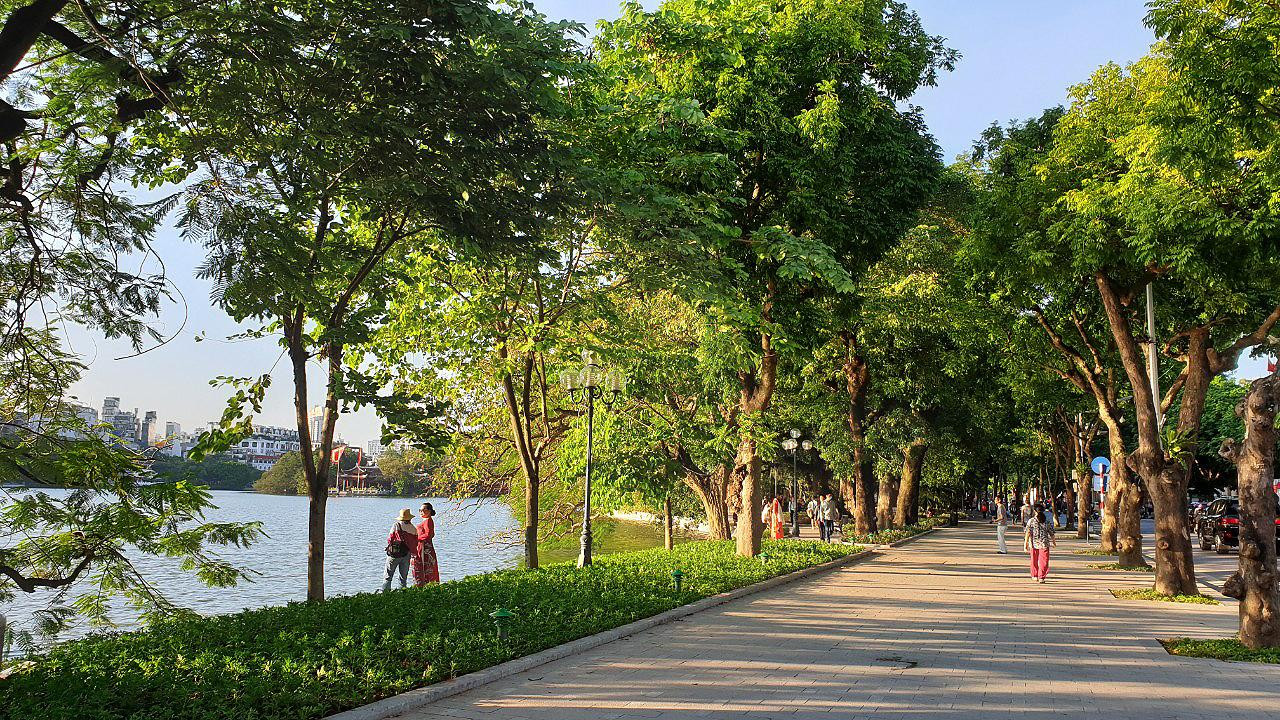 Không gian xanh mướt quanh hồ Gươm khi thu về. (Ảnh: TRANG LINH)