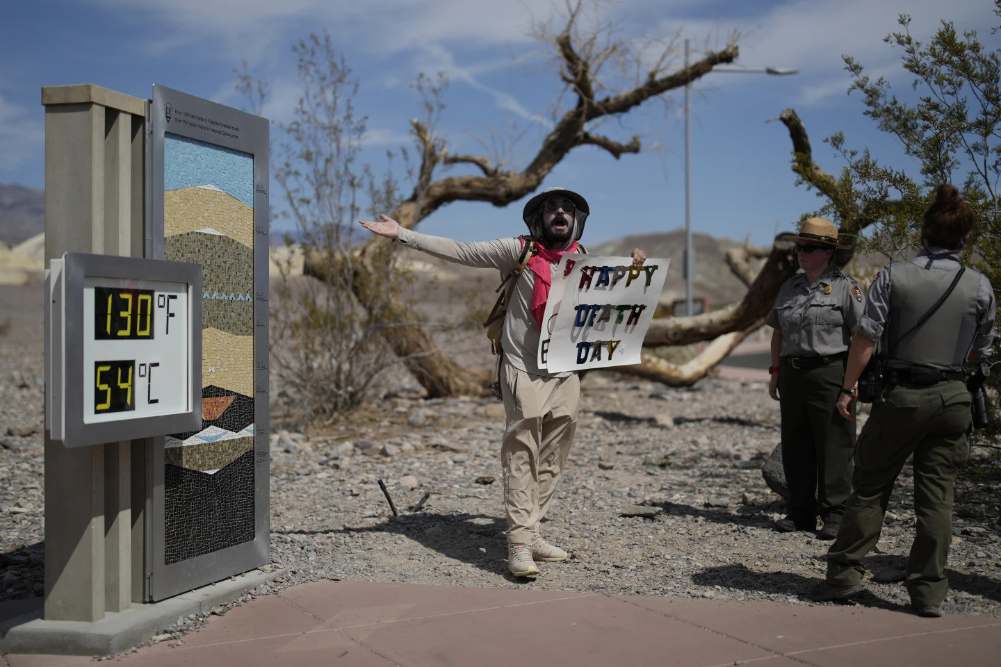 Một người đàn ông hoạt động vì môi trường phản đối du khách đến Công viên Quốc gia Thung lũng Chết. (Ảnh: AP)