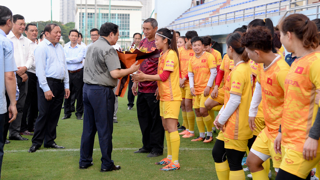 Thủ tướng Phạm Minh Chính tặng hoa động viên Đội tuyển bóng đá nữ trước khi xuất quân tham dự World Cup 2023.
