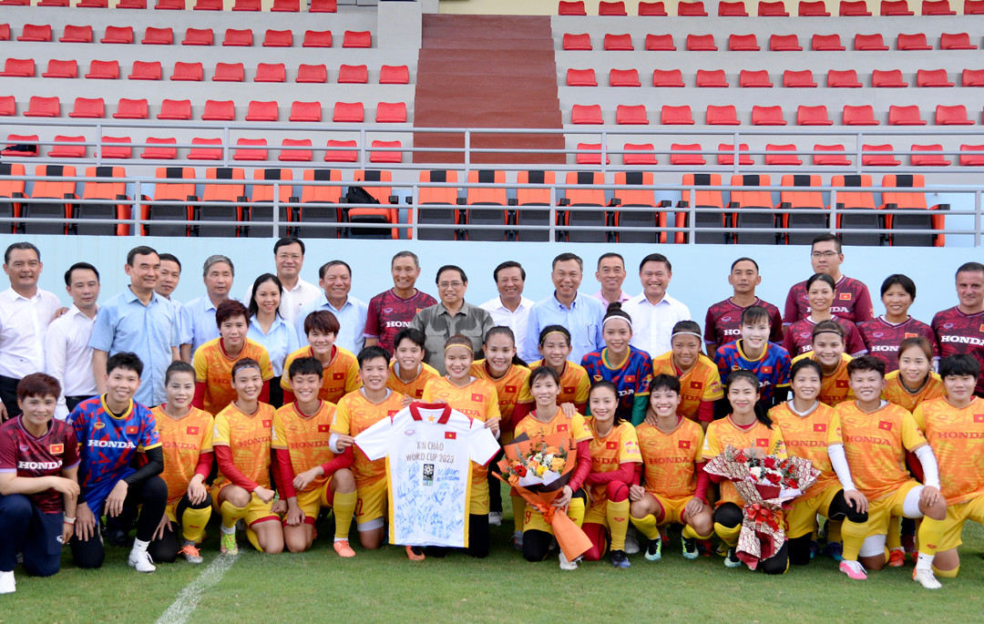 Thủ tướng Phạm Minh Chính chụp ảnh lưu niệm với toàn thể Đội tuyển bóng đá nữ Việt Nam.
