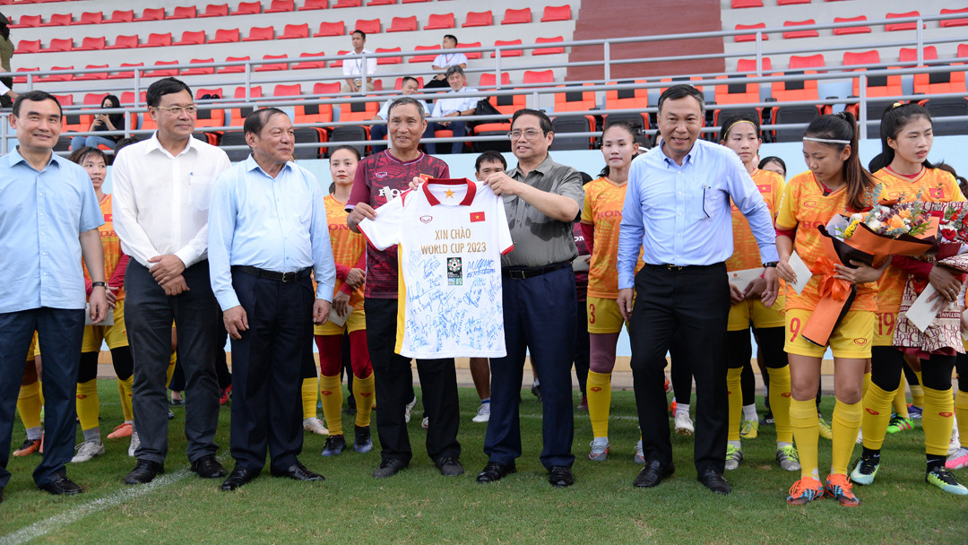 Đội tuyển bóng đá nữ Việt Nam tặng Thủ tướng Phạm Minh Chính áo thi đấu có chữ ký của Ban huấn luyện, các thành viên đội tuyển.